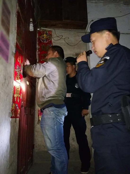 三穗县粗心妈妈误将幼女锁家中 