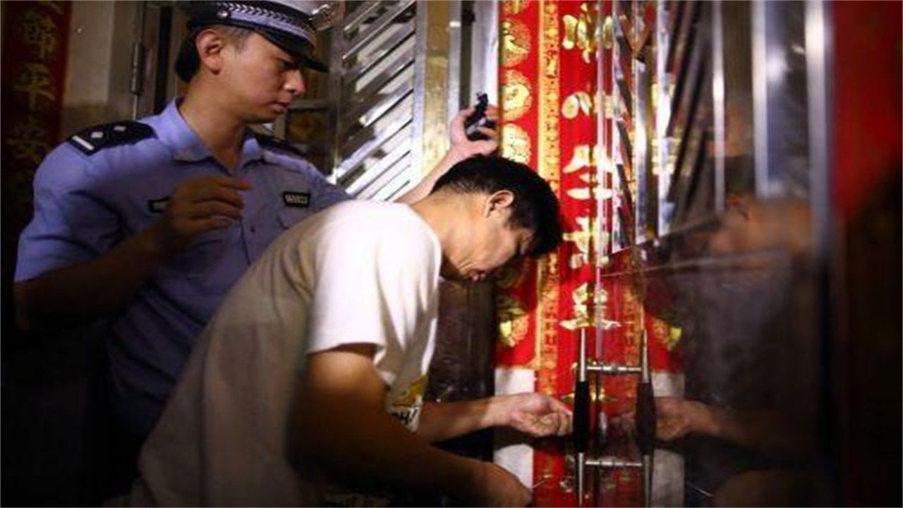 三穗县请开锁师傅开了锁后，师傅